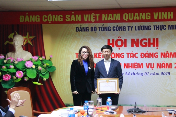Đồng chí Bùi Thị Thanh Tâm - Bí thư Đảng ủy, Tổng giám đốc Vinafood 1 tặng Bằng khen của Đảng ủy Khối DNTW  cho đảng viên hoàn thành xuất sắc nhiệm vụ 5 năm liền (từ 2014 - 2018)