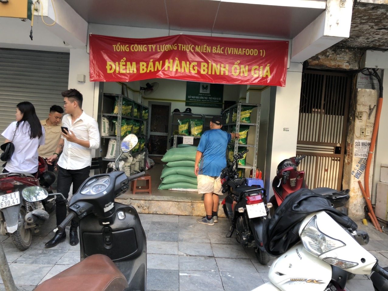 Một cửa hàng bán gạo bình ổn giá của Vinafood1 tại 36 Nguyễn Hữu Huân, Hoàn kiếm Hà Nội.